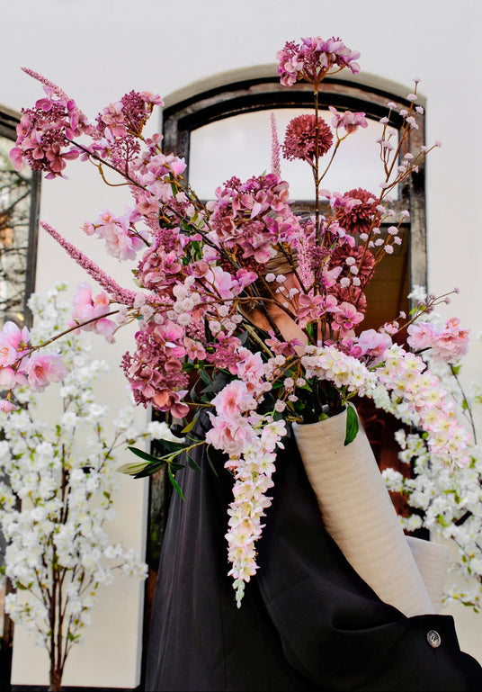sfeerfoto beige vaas roze bloemen