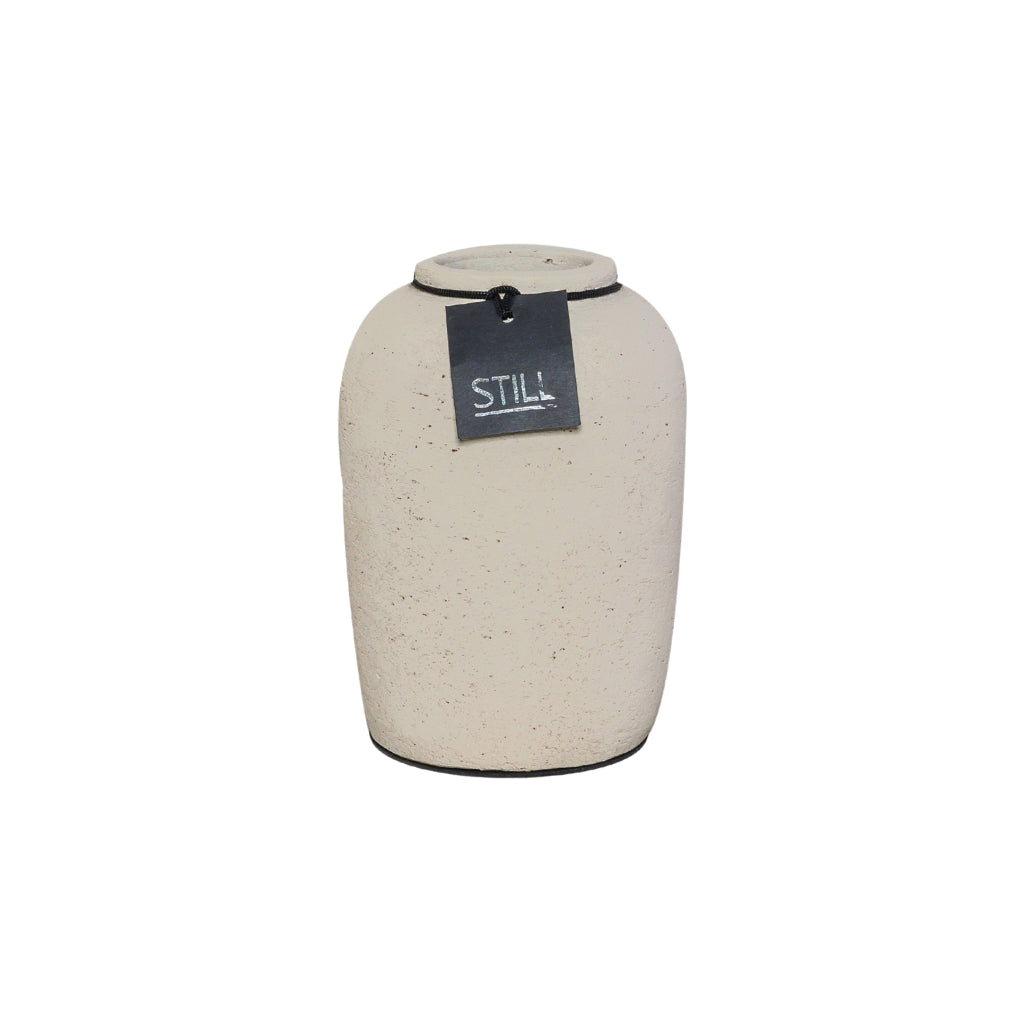 Flesvaas beige van STILL – Handgemaakte aardewerken vaas (22x15 cm) in natuurlijke tinten, perfect voor zijden bloemen of droogbloemen.