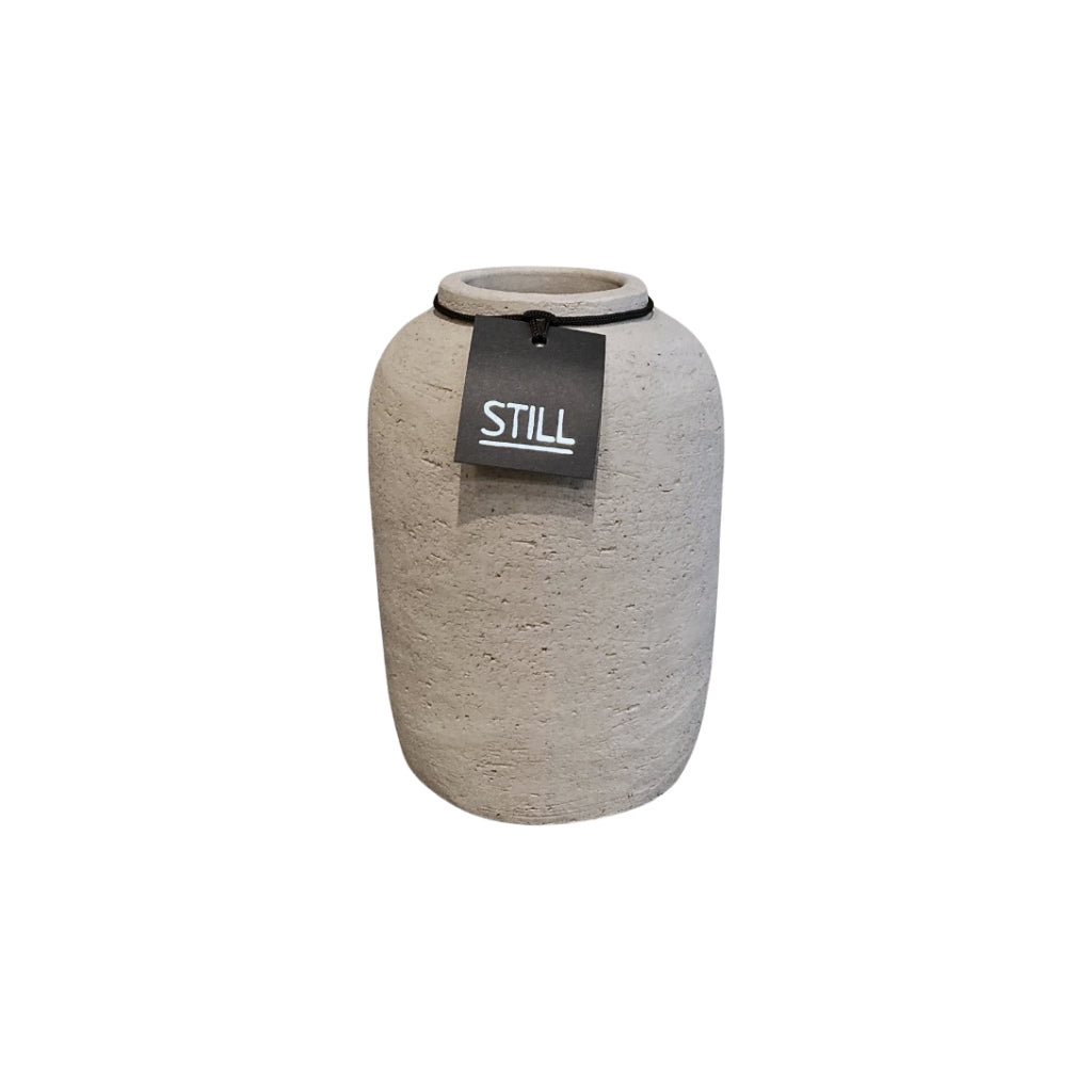 Flesvaas taupe van STILL – Handgemaakte aardewerken vaas (22x15 cm) in natuurlijke tinten, perfect voor zijden bloemen of droogbloemen.