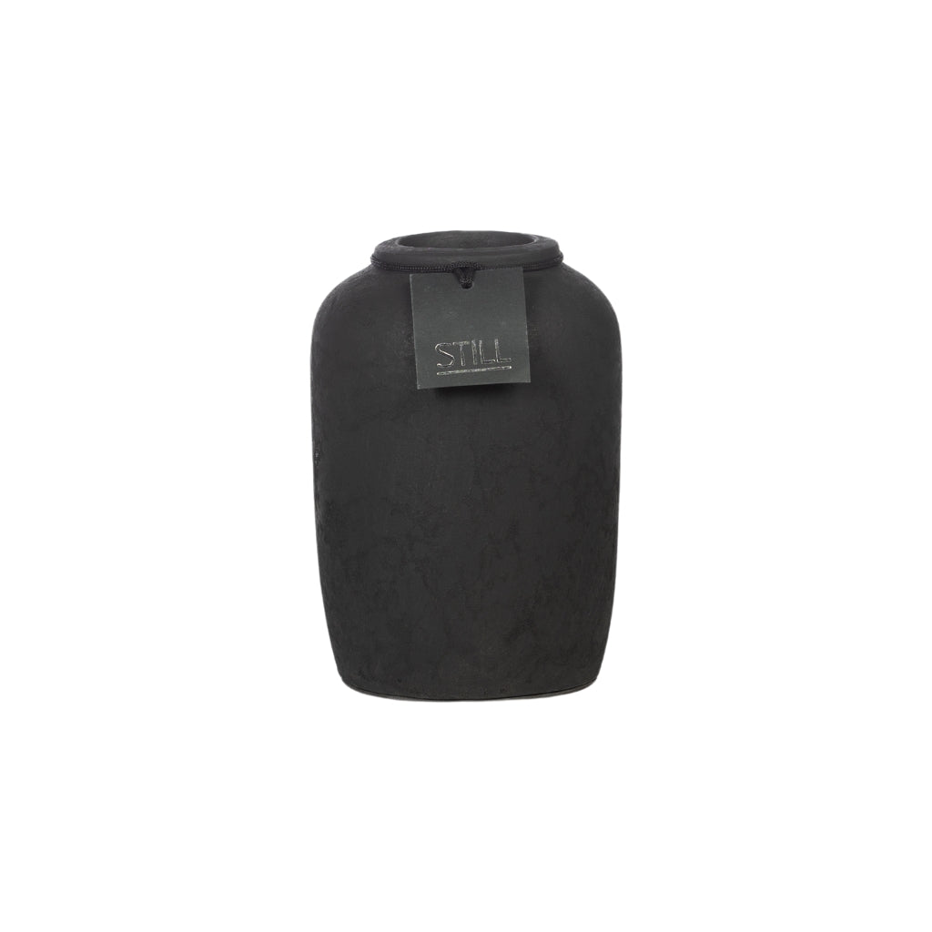 Flesvaas zwart van STILL – Handgemaakte aardewerken vaas (22x15 cm) in natuurlijke tinten, perfect voor zijden bloemen of droogbloemen.