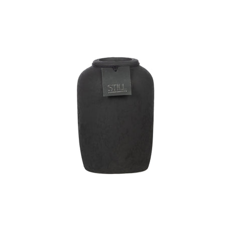 Flesvaas zwart van STILL – Handgemaakte aardewerken vaas (22x15 cm) in natuurlijke tinten, perfect voor zijden bloemen of droogbloemen.