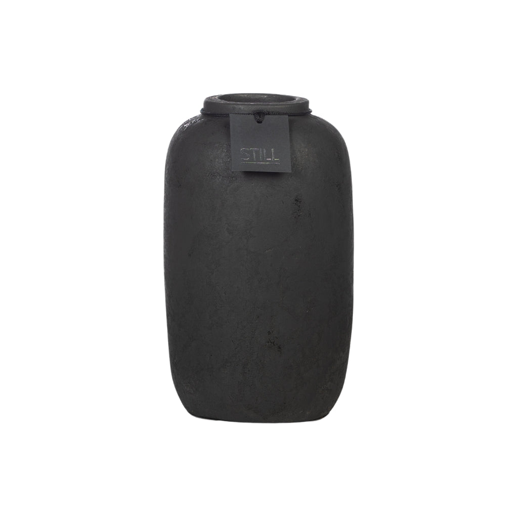 Flesvaas zwart van STILL – Handgemaakte aardewerken vaas (30x18 cm) in natuurlijke tinten, perfect voor zijden bloemen of droogbloemen.