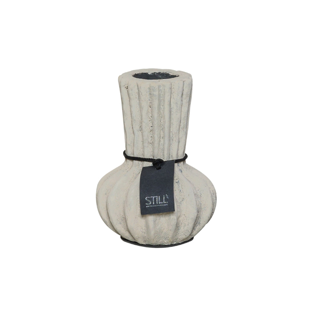 Kleine flesvaas van STILL, handgemaakt van aardewerk met een ribbelstructuur en subtiel lijnpatroon, 20 cm hoog en 14 cm in diameter.