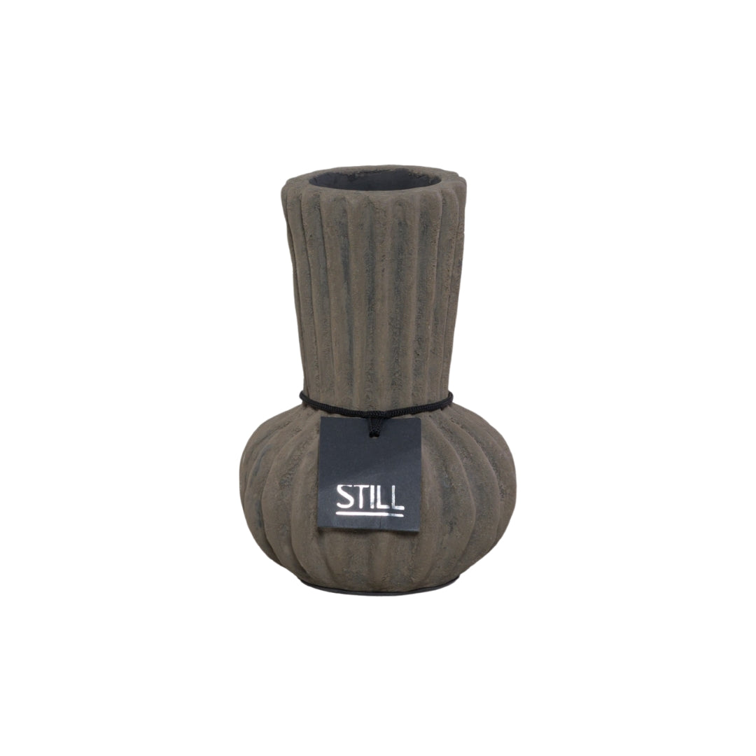 Kleine flesvaas van STILL, handgemaakt van aardewerk met een ribbelstructuur en subtiel lijnpatroon, 20 cm hoog en 14 cm in diameter.