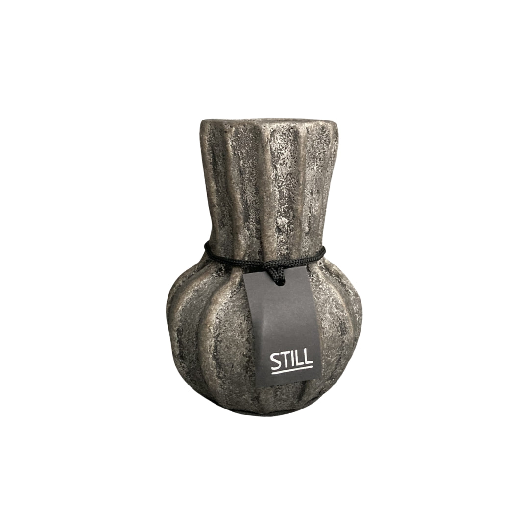 Kleine flesvaas van STILL, handgemaakt van aardewerk met een ribbelstructuur en subtiel lijnpatroon, 20 cm hoog en 14 cm in diameter.