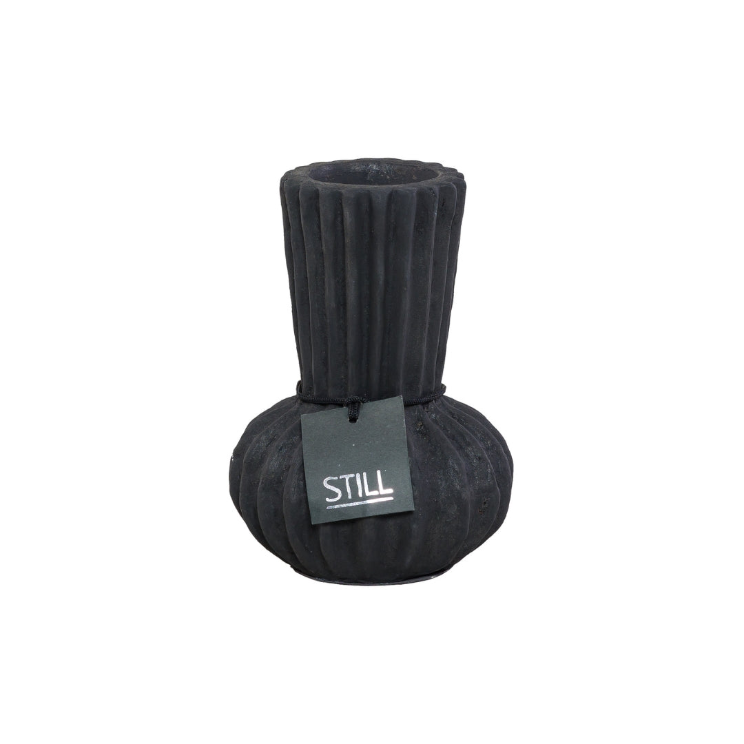 Kleine flesvaas van STILL, handgemaakt van aardewerk met een ribbelstructuur en subtiel lijnpatroon, 20 cm hoog en 14 cm in diameter.