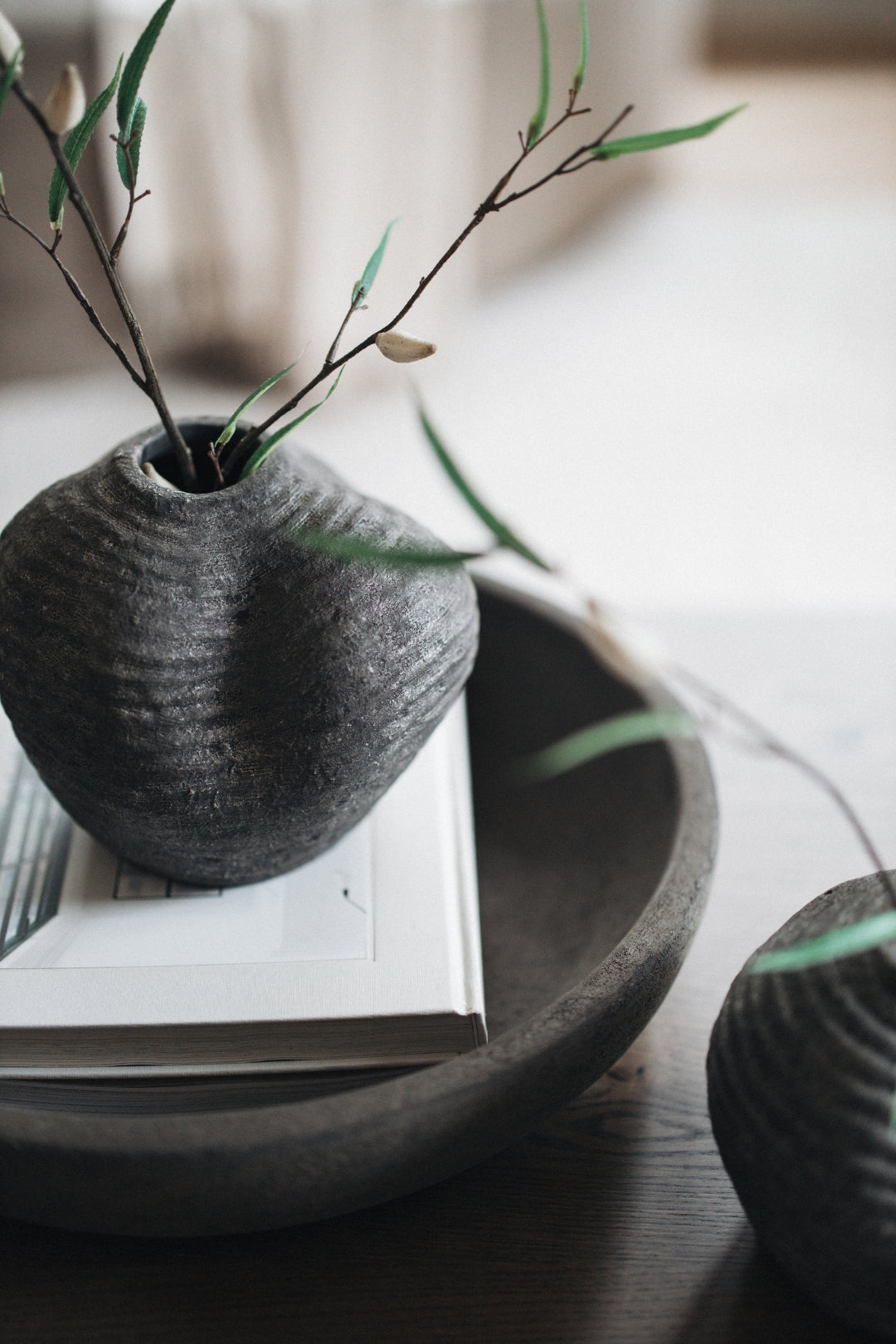 Handgemaakte vaas met organische vorm en ribbels in earth, 20x18 cm - STILL Collection