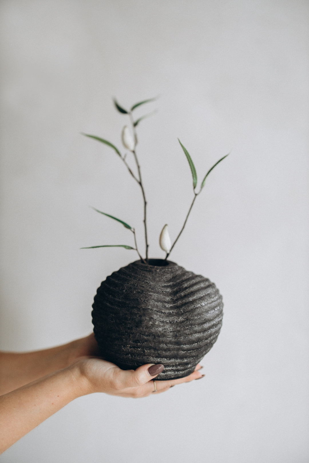 Handgemaakte vaas met organische vorm en ribbels in earth, 20x18 cm - STILL Collection