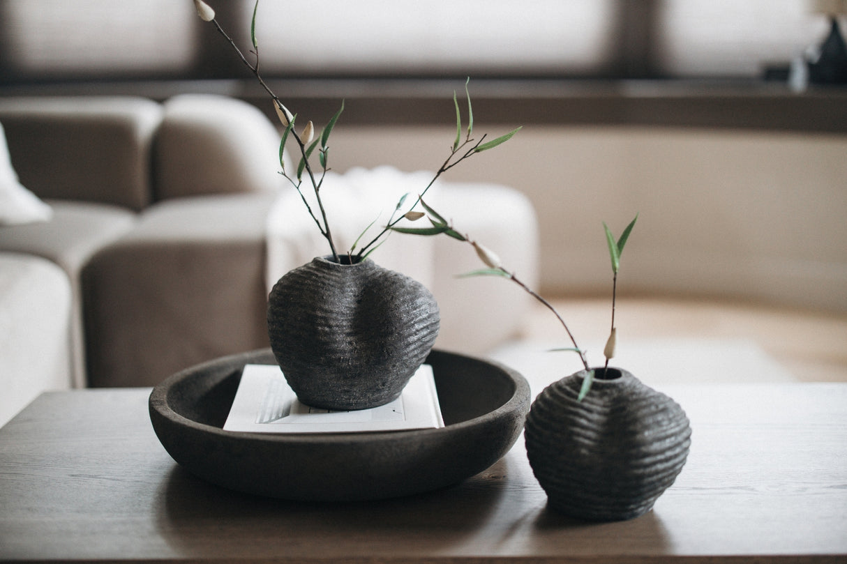 Handgemaakte vaas met organische vorm en ribbels in Earth, 17x15 cm - STILL Collection