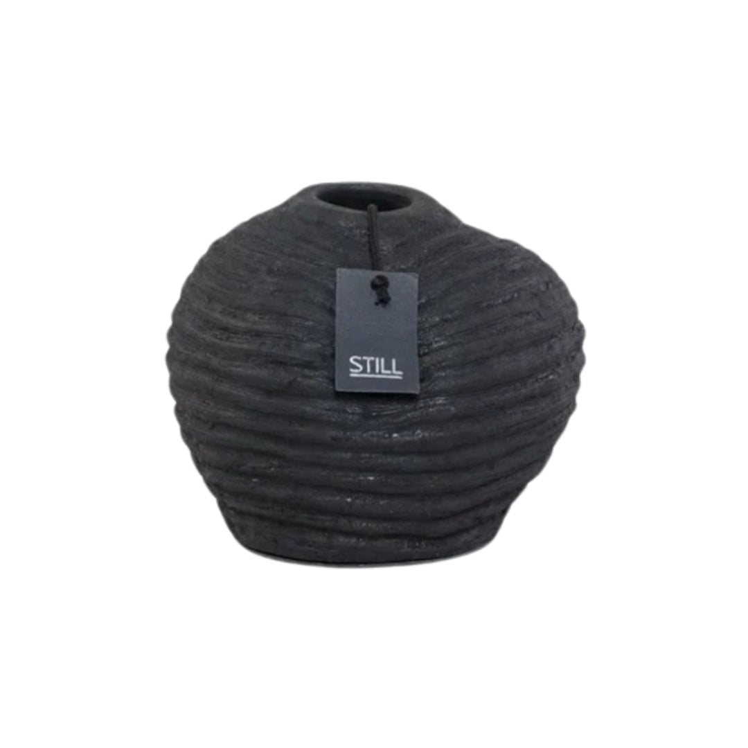 Handgemaakte vaas met organische vorm en ribbels in zwart, 20x18 cm - STILL Collection Black Series