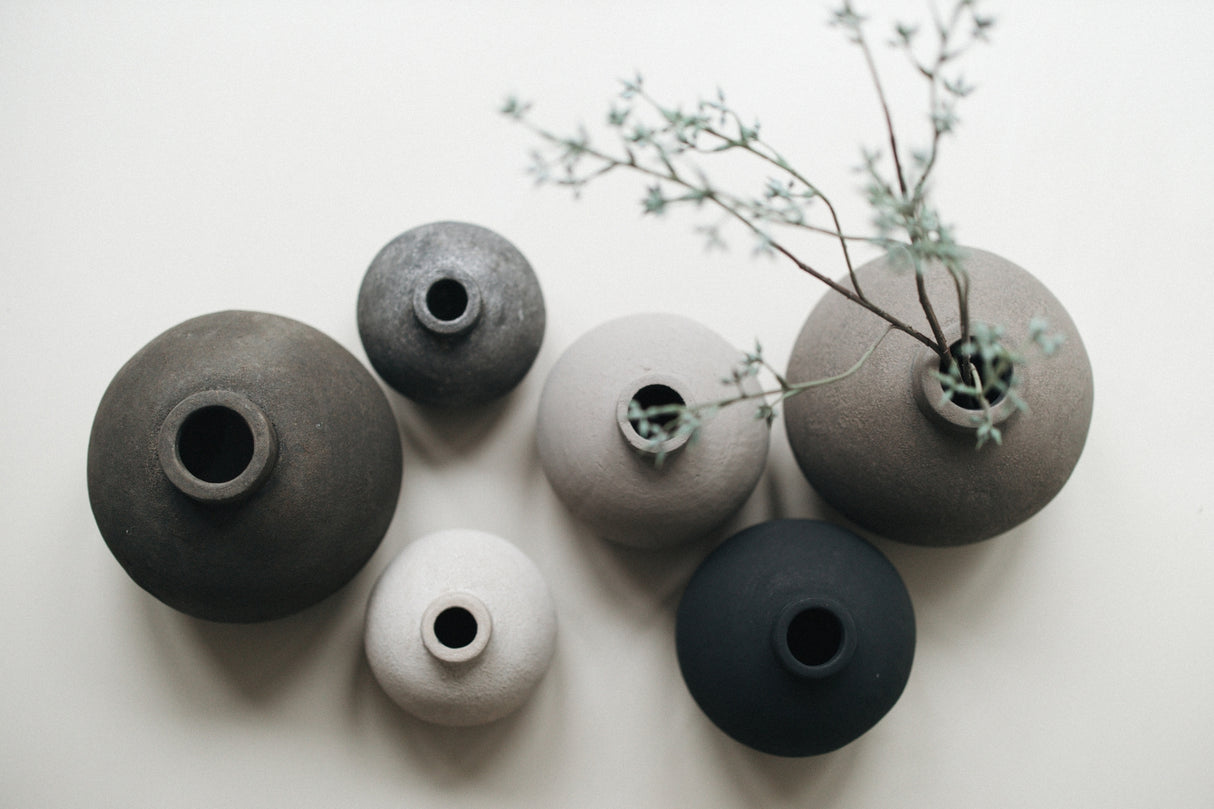 Vaas Kendil - Zwart - 24x22 cm - STILL - Black Series - Met bloem