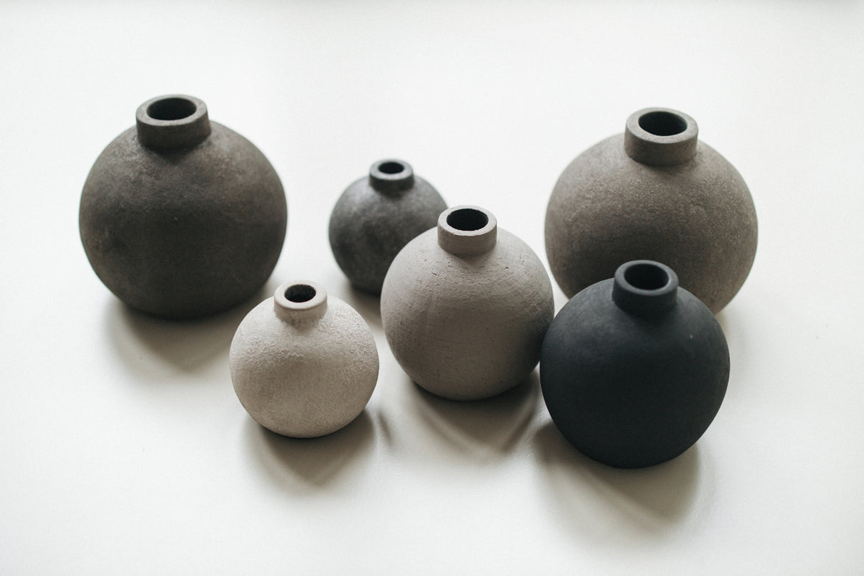 Vaas Kendil - Zwart - 24x22 cm - STILL - Black Series - Op tafel