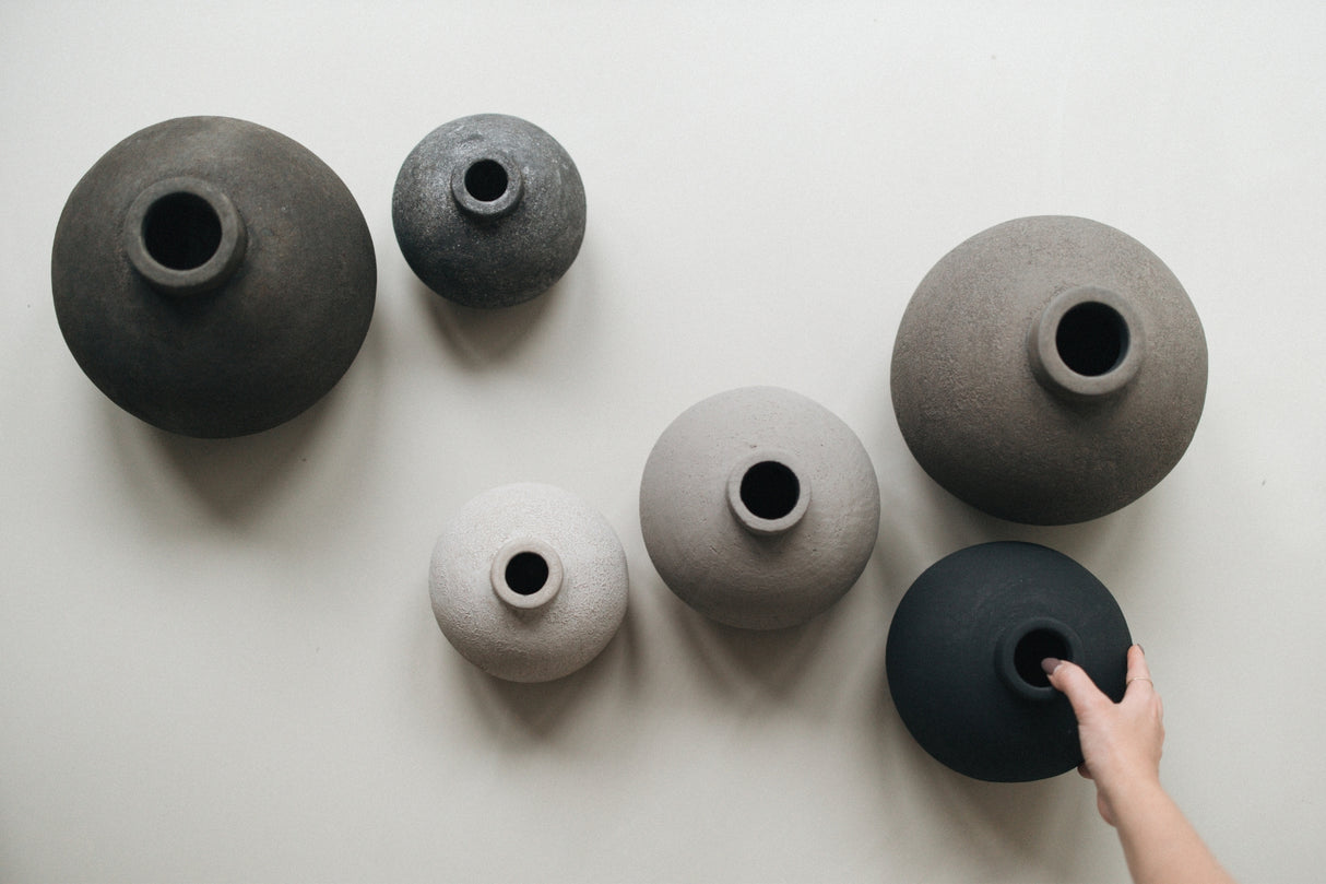 Vaas Kendil - Zwart - 24x22 cm - STILL - Black Series - Sfeerafbeelding