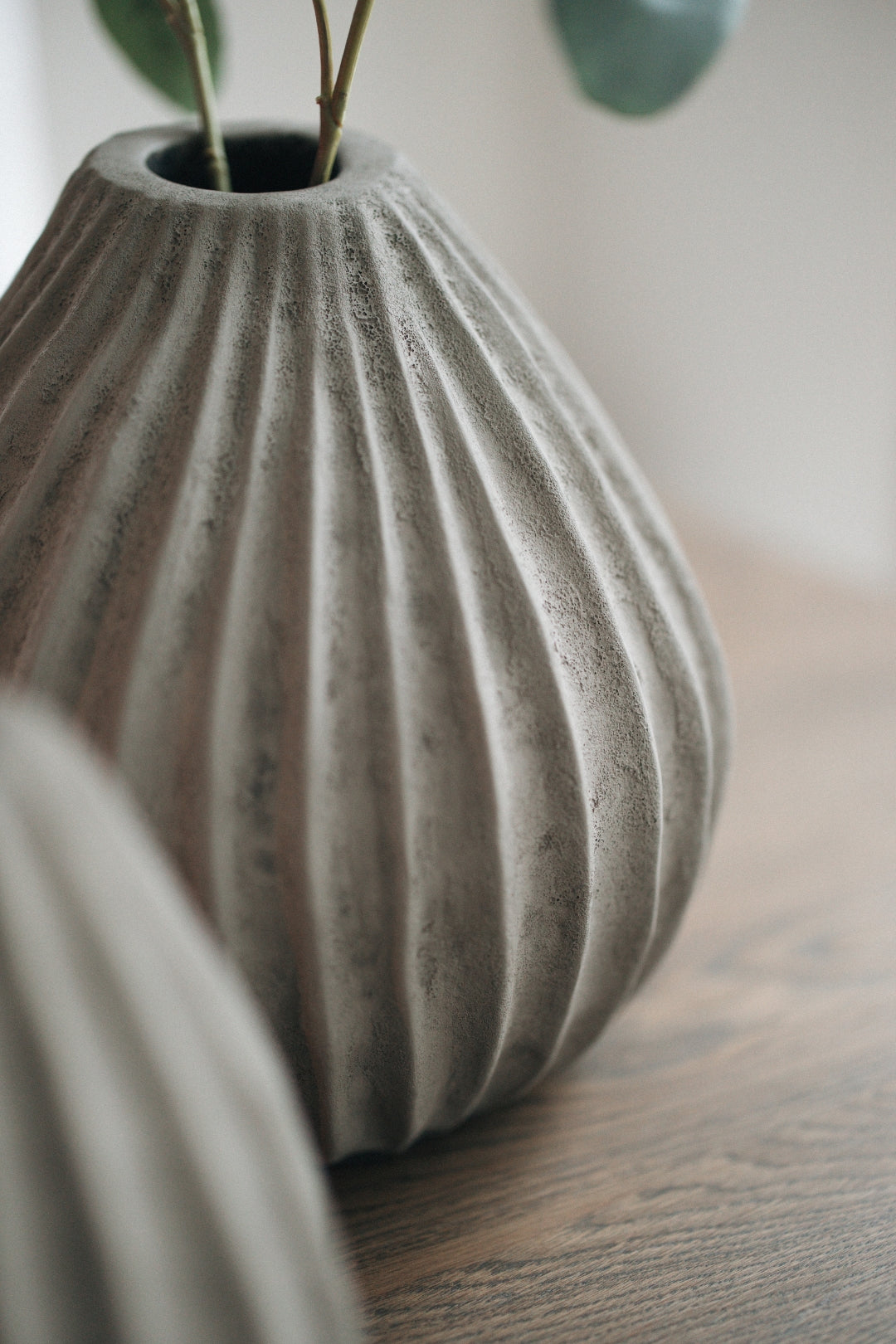 Vaas met ribbels - Taupe - 30x30 cm - STILL - Sfeerafbeelding op tafel