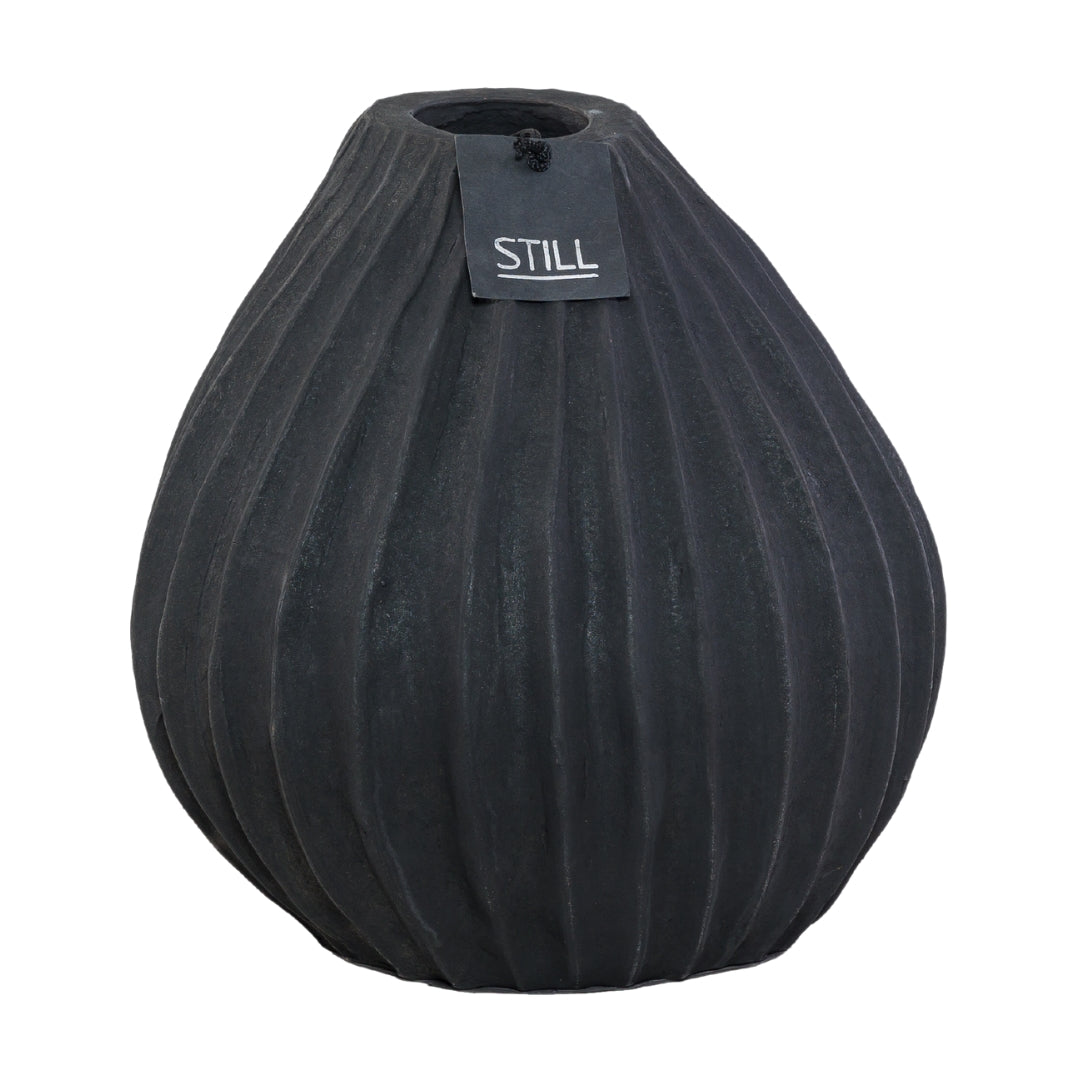 Grote zwarte vaas met ribels