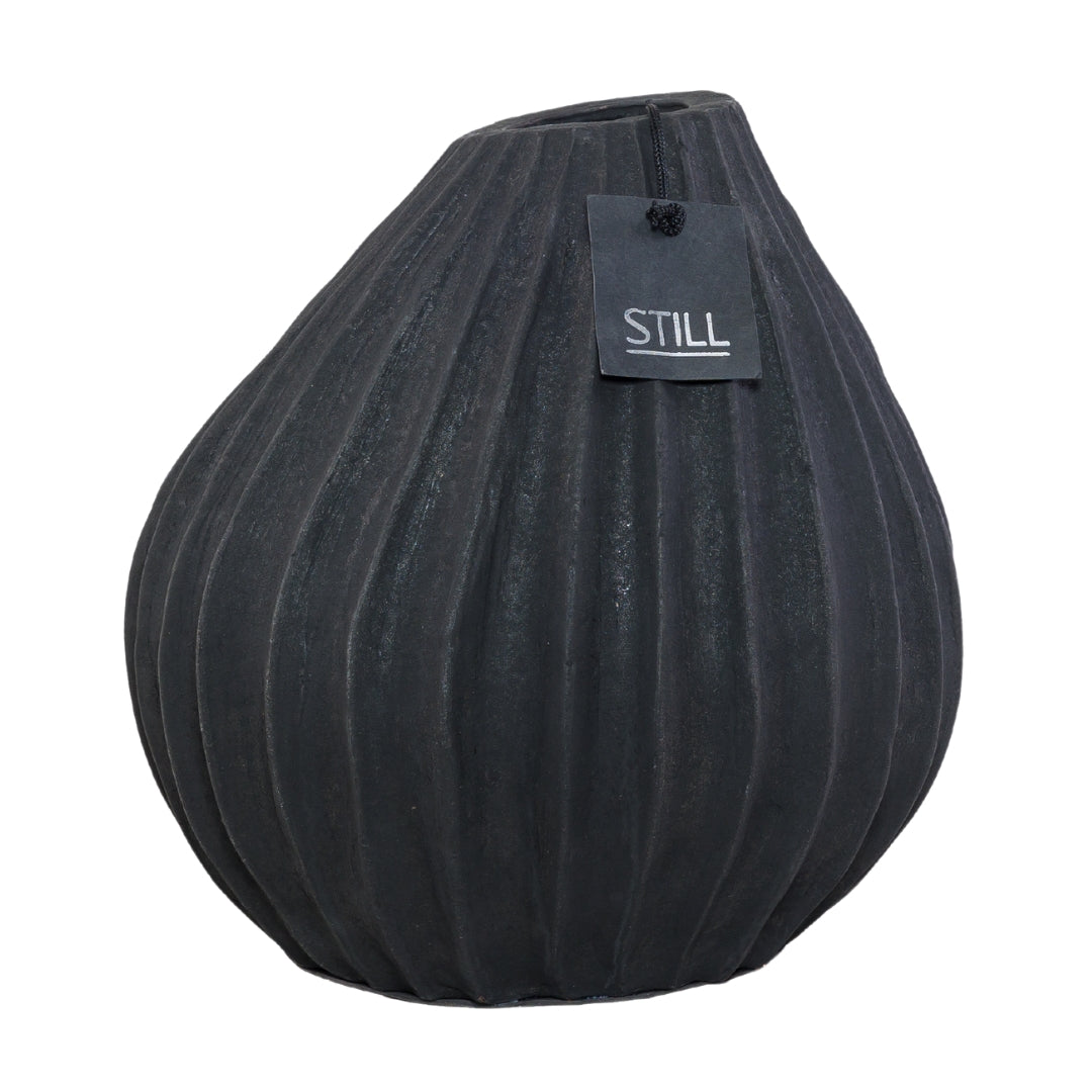 Grote zwarte vaas met ribbels