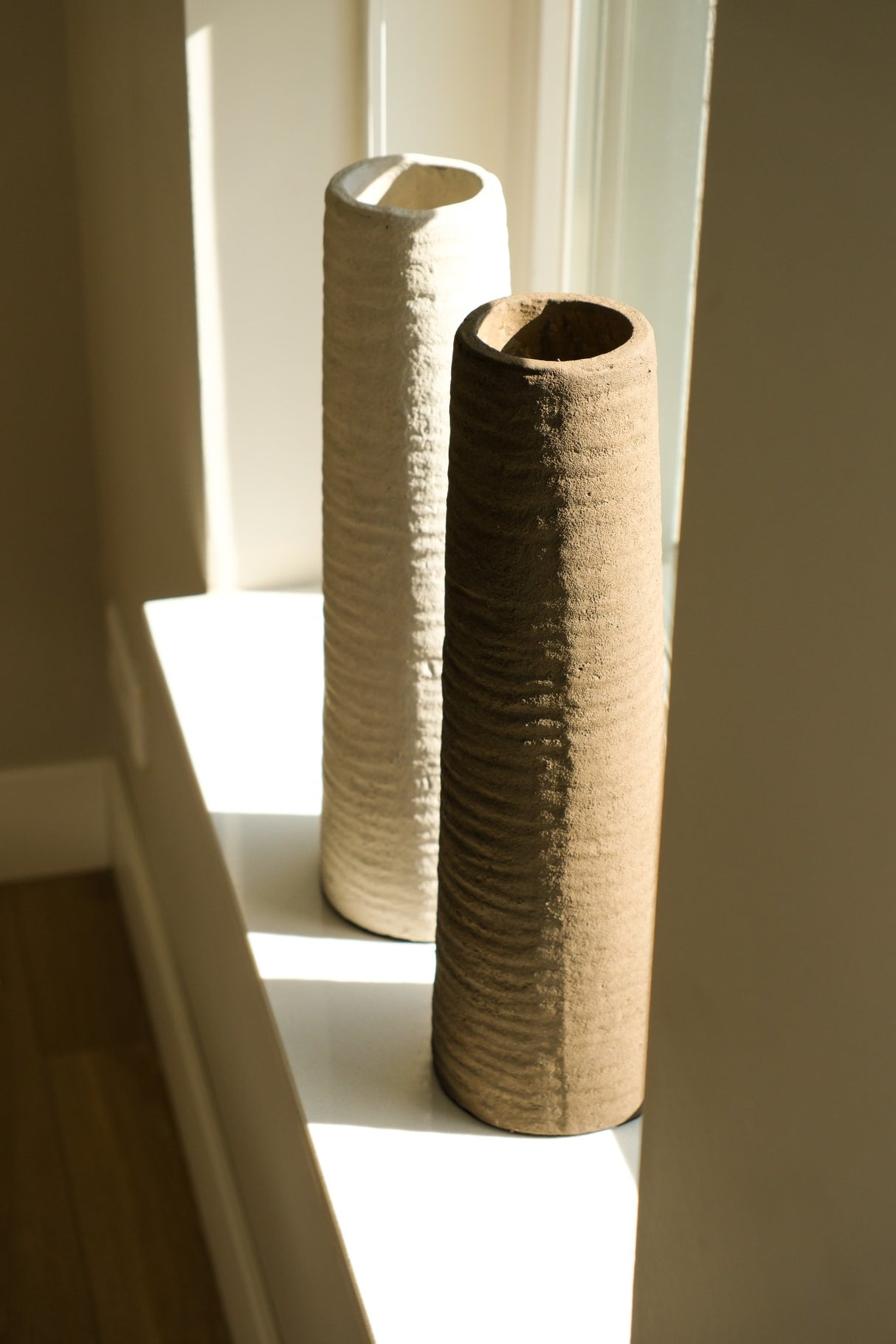 Geribbelde hoge vazen in Latte kleur uit de STILL Collection als stijlvolle interieurdecoratie