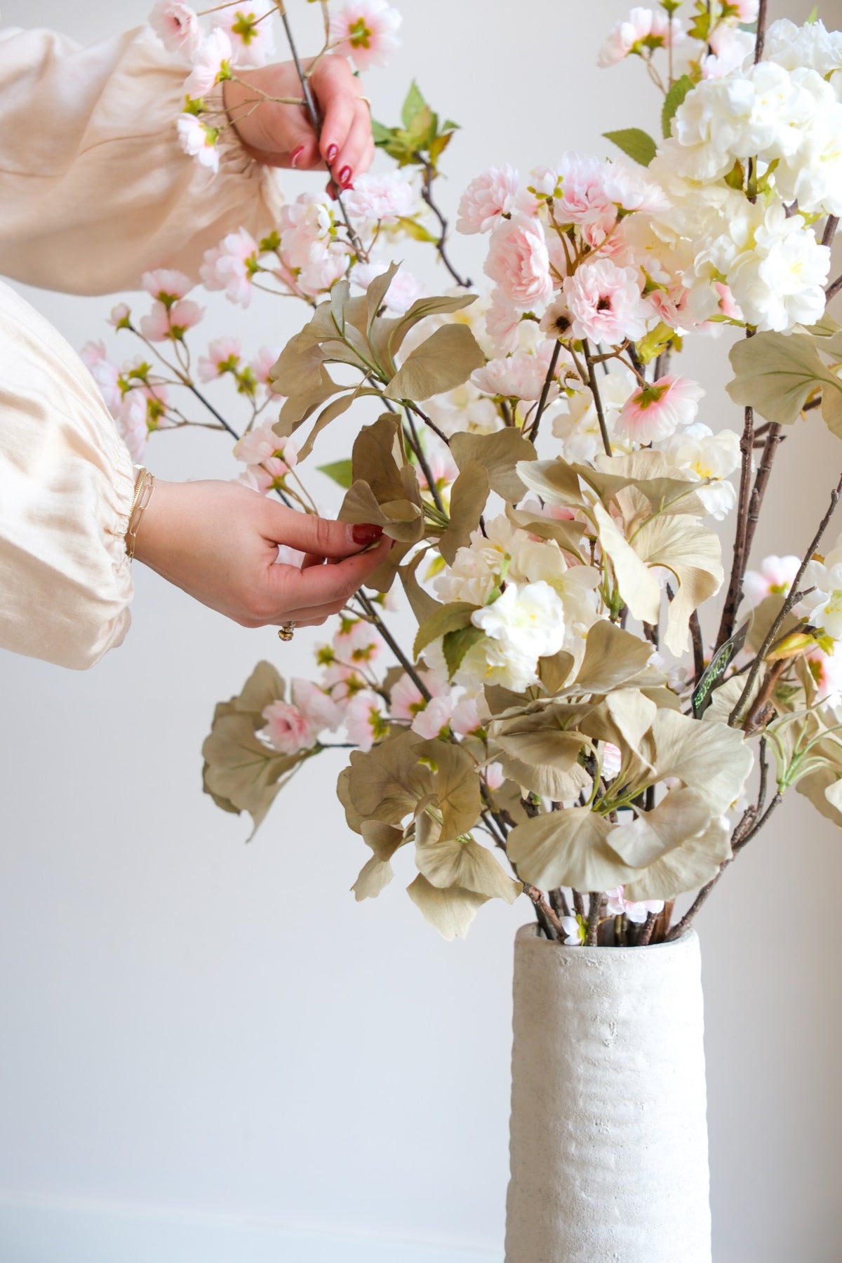 geribbelde vaas beige detailfoto dichtbij 50cm hoog
