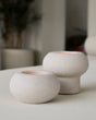 Beige waxinelichthouder op voet in sfeervol Japandi interieur - STILL