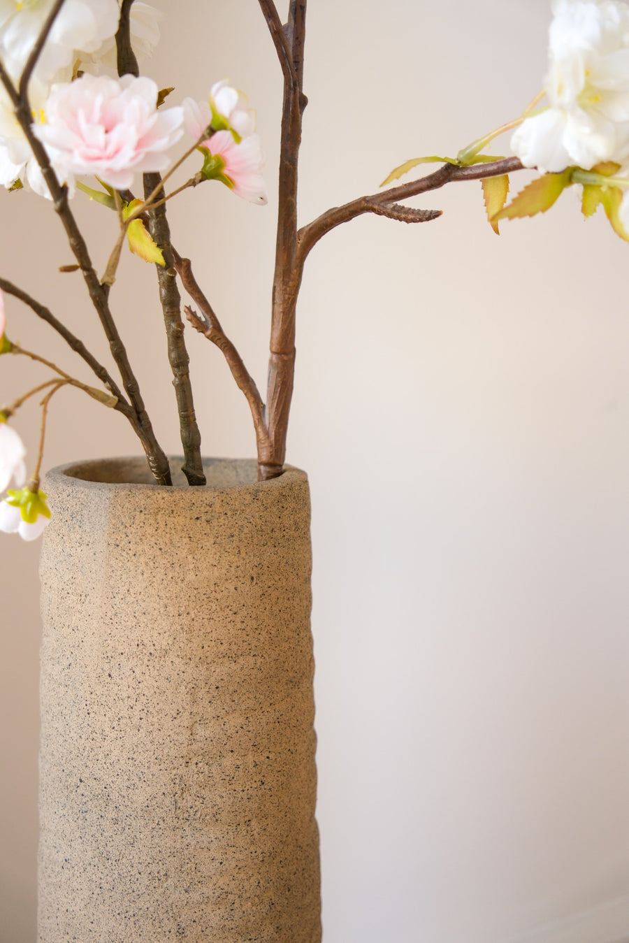 Gerippte hohe Vase Latte 50x14 cm | STILL Collection