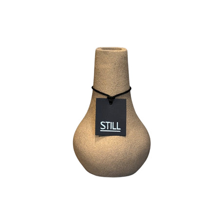 Flesvaas Organisch van aardewerk in natuurlijke vorm. Handgemaakt en een stijlvolle toevoeging voor elk interieur.