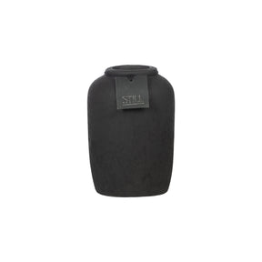 Flesvaas zwart van STILL – Handgemaakte aardewerken vaas (22x15 cm) in natuurlijke tinten, perfect voor zijden bloemen of droogbloemen.