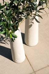 Hoge gladde vazen set beige dichtbij detailfoto