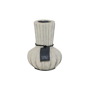 Kleine flesvaas van STILL, handgemaakt van aardewerk met een ribbelstructuur en subtiel lijnpatroon, 20 cm hoog en 14 cm in diameter.