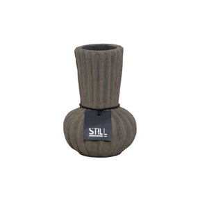 Kleine flesvaas van STILL, handgemaakt van aardewerk met een ribbelstructuur en subtiel lijnpatroon, 20 cm hoog en 14 cm in diameter.