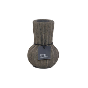 Kleine flesvaas van STILL, handgemaakt van aardewerk met een ribbelstructuur en subtiel lijnpatroon, 20 cm hoog en 14 cm in diameter.
