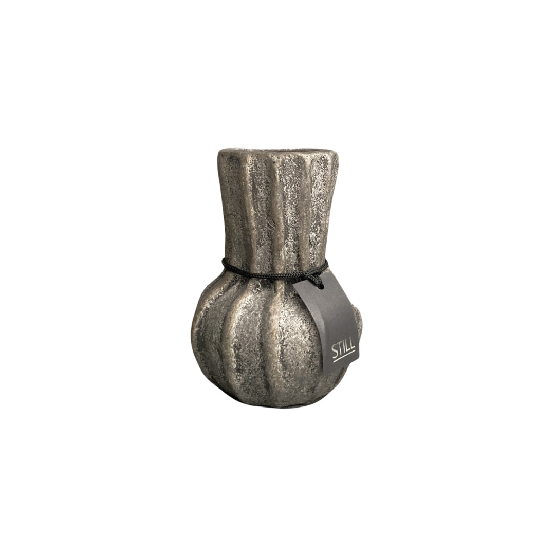 Kleine flesvaas van STILL, handgemaakt van aardewerk met een ribbelstructuur en subtiel lijnpatroon, 14 cm hoog en 10 cm in diameter.