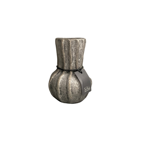 Kleine flesvaas van STILL, handgemaakt van aardewerk met een ribbelstructuur en subtiel lijnpatroon, 14 cm hoog en 10 cm in diameter.