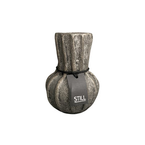 Kleine flesvaas van STILL, handgemaakt van aardewerk met een ribbelstructuur en subtiel lijnpatroon, 20 cm hoog en 14 cm in diameter.