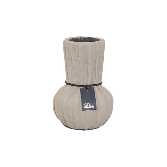 Kleine flesvaas van STILL, handgemaakt van aardewerk met een ribbelstructuur en subtiel lijnpatroon, 20 cm hoog en 14 cm in diameter.