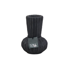 Kleine flesvaas van STILL, handgemaakt van aardewerk met een ribbelstructuur en subtiel lijnpatroon, 20 cm hoog en 14 cm in diameter.