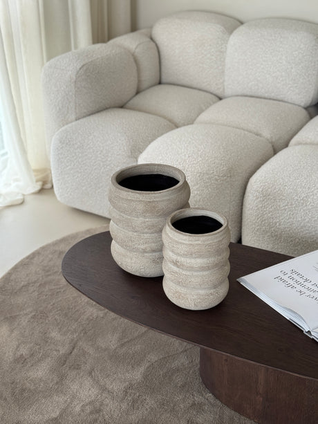 Sfeerfoto tafel Plantenpot met brede ribbels van STILL Collection, model ‘Light’, formaat 24x18 cm – stijlvolle decoratieve bloempot met organische vorm.