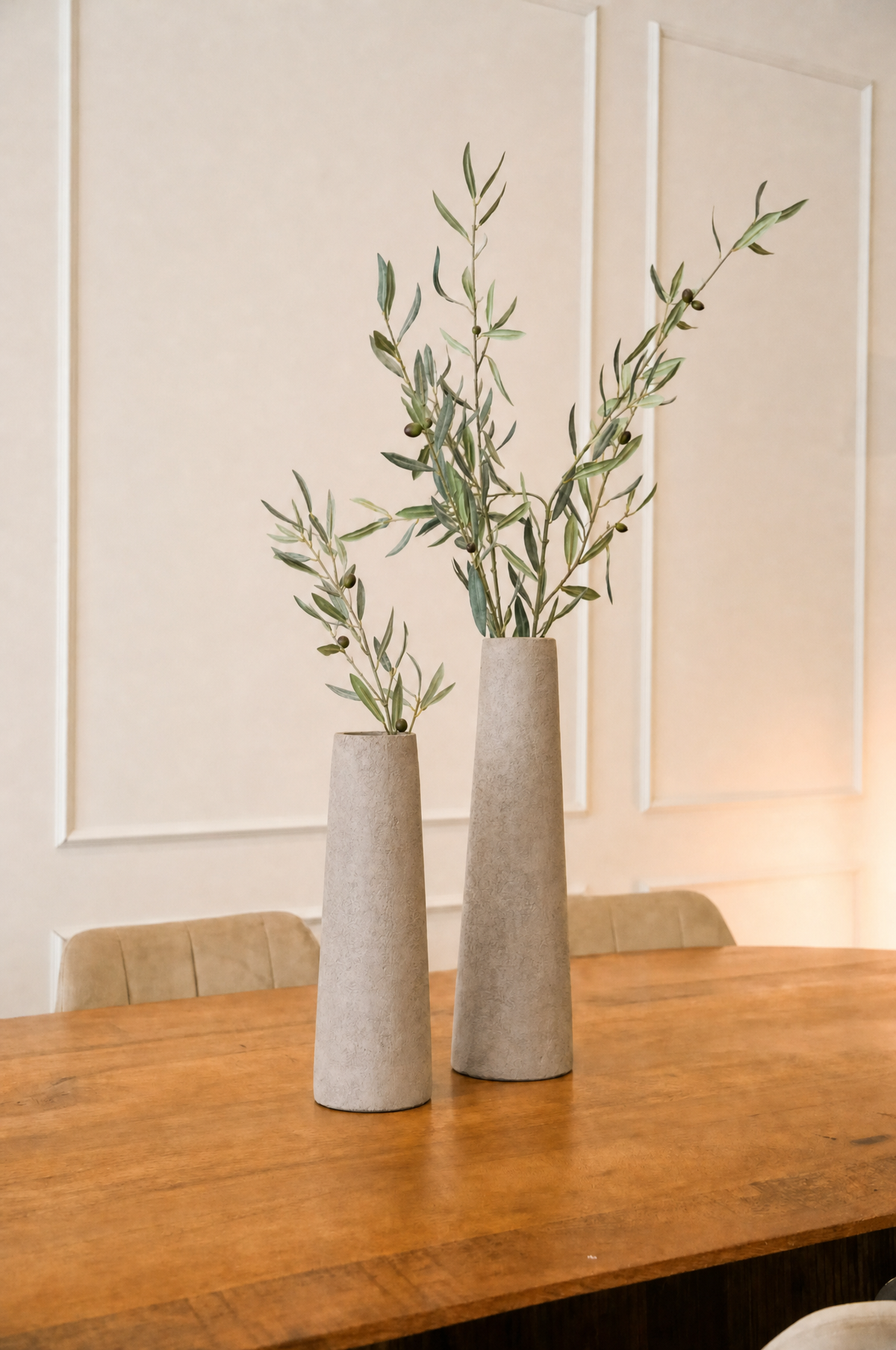 sfeerfoto hoge gladde vaas op tafel light 40 en 50 cm 