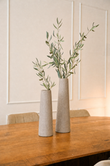 sfeerfoto hoge gladde vaas op tafel light 40 en 50 cm 