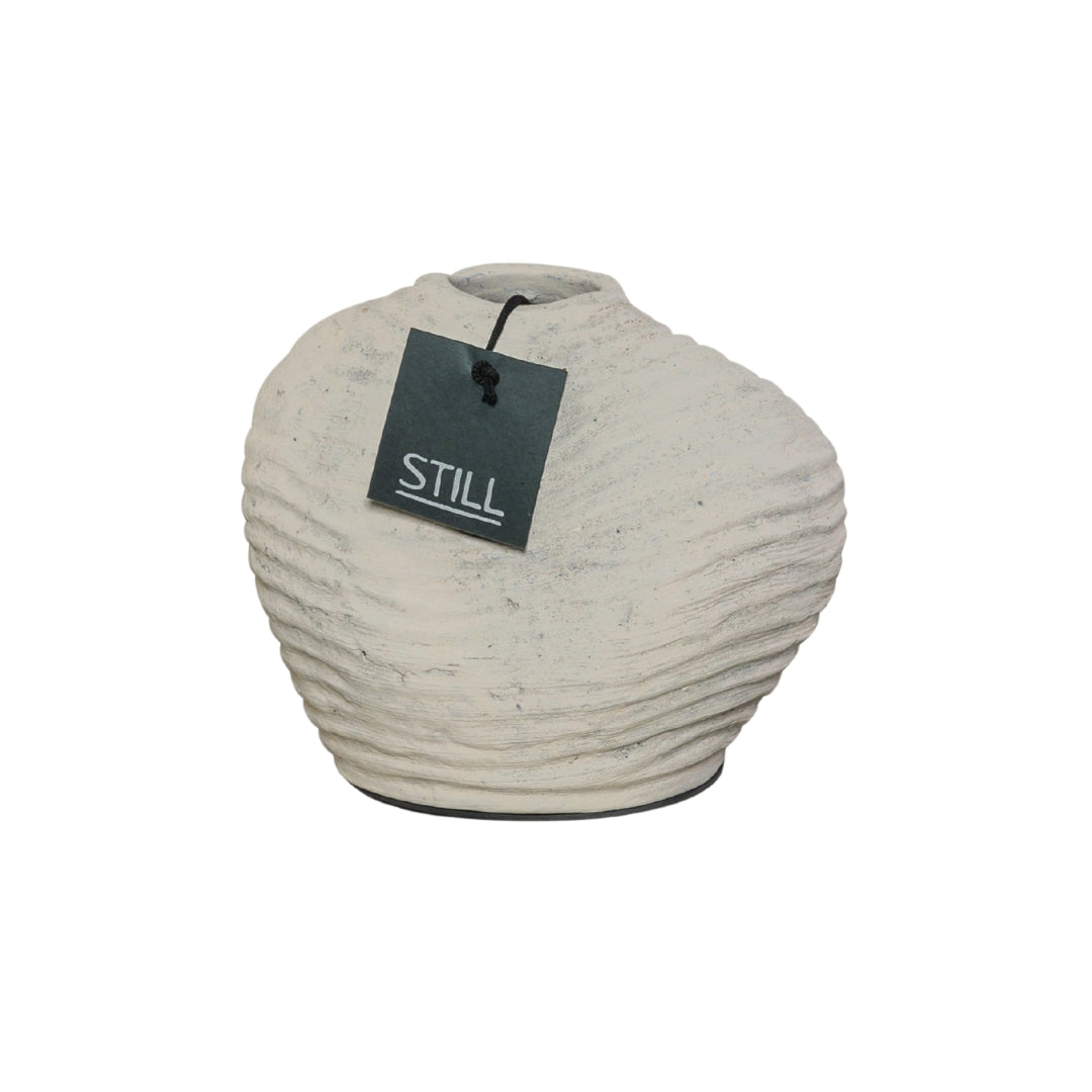 Handgemaakte vaas met organische vorm en ribbels in beige, 20x18 cm - STILL Collection