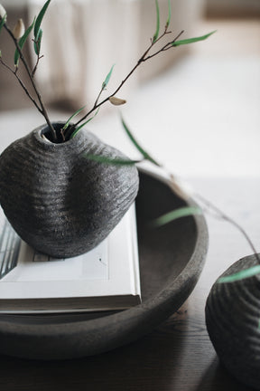 Handgemaakte vaas met organische vorm en ribbels in earth, 20x18 cm - STILL Collection