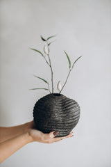 Handgemaakte vaas met organische vorm en ribbels in earth, 20x18 cm - STILL Collection