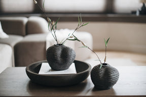 Handgemaakte vaas met organische vorm en ribbels in Earth, 17x15 cm - STILL Collection