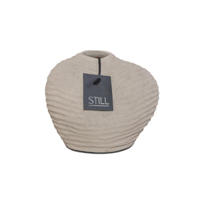 Handgemaakte vaas met organische vorm en ribbels in taupe, 20x18 cm - STILL Collection