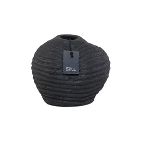 Handgemaakte vaas met organische vorm en ribbels in zwart, 20x18 cm - STILL Collection Black Series