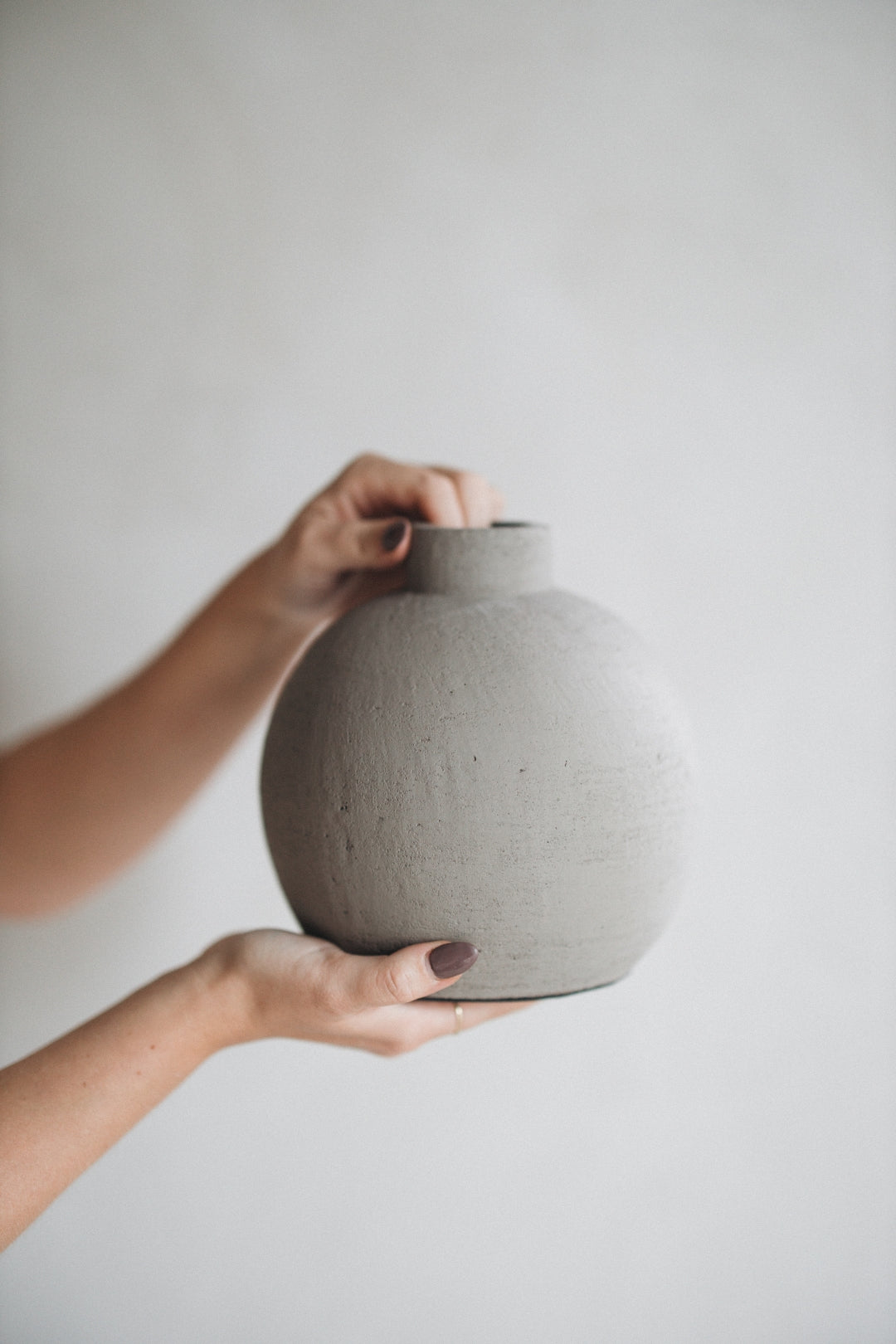 Vaas Kendil - Taupe - 19x18 cm - STILL - In hand