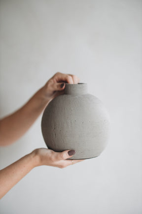 Vaas Kendil - Taupe - 19x18 cm - STILL - In hand