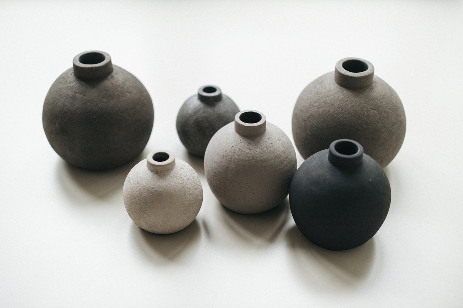 Vaas Kendil - Zwart - 24x22 cm - STILL - Black Series - Op tafel