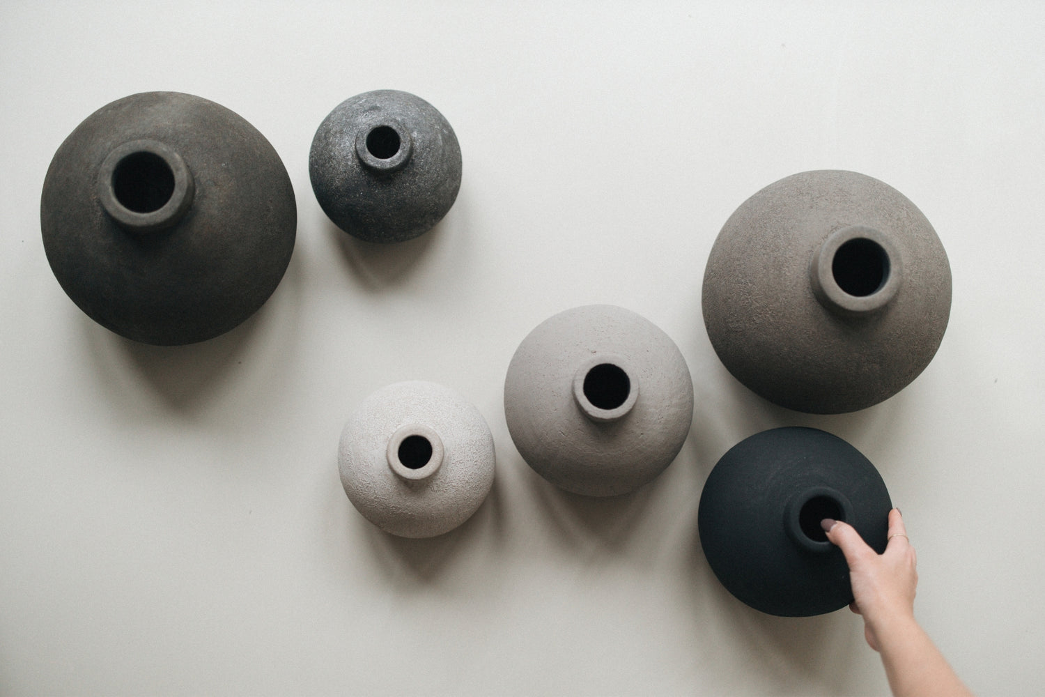 Vaas Kendil - Zwart - 24x22 cm - STILL - Black Series - Sfeerafbeelding