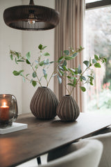 Vaas met ribbels - Taupe - 30x30 cm - STILL - Sfeerafbeelding met zijden tak