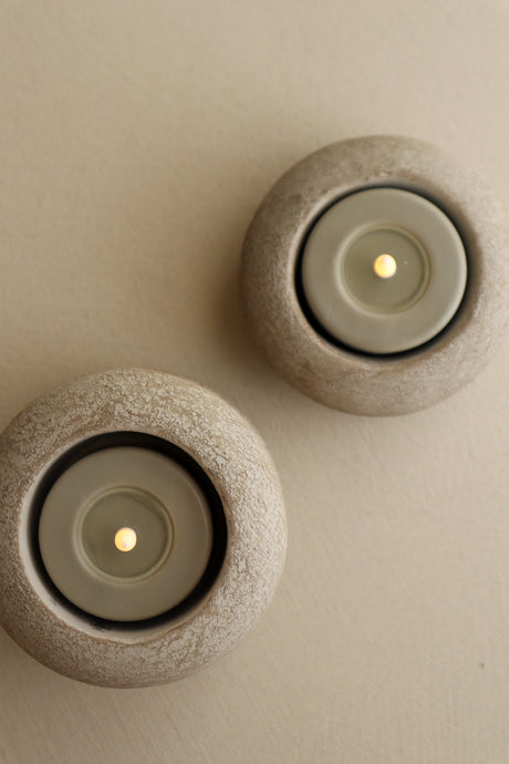 Waxinelichthouder light met brandend waxinelicht in Japandi interieur